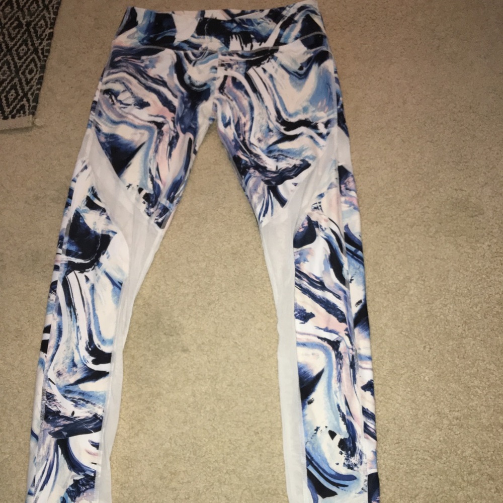 FABLETICS PATTERN LEGGINGS. SIZE SMALL